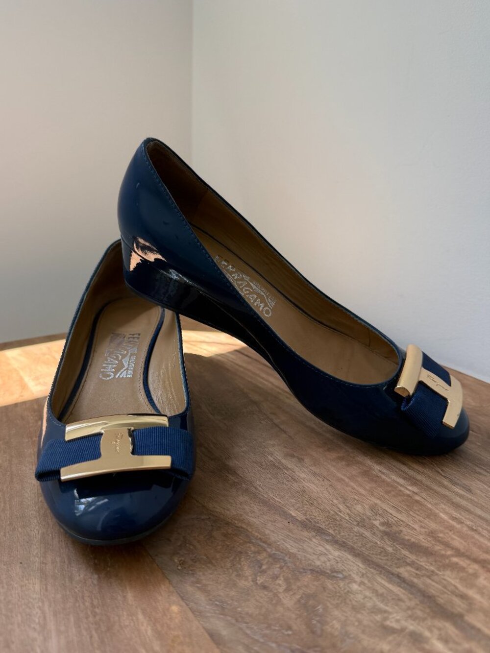 SALVATORE FERRAGAMO Elinda Navy Patent Leather Low Wedge Bow Pump Size 8